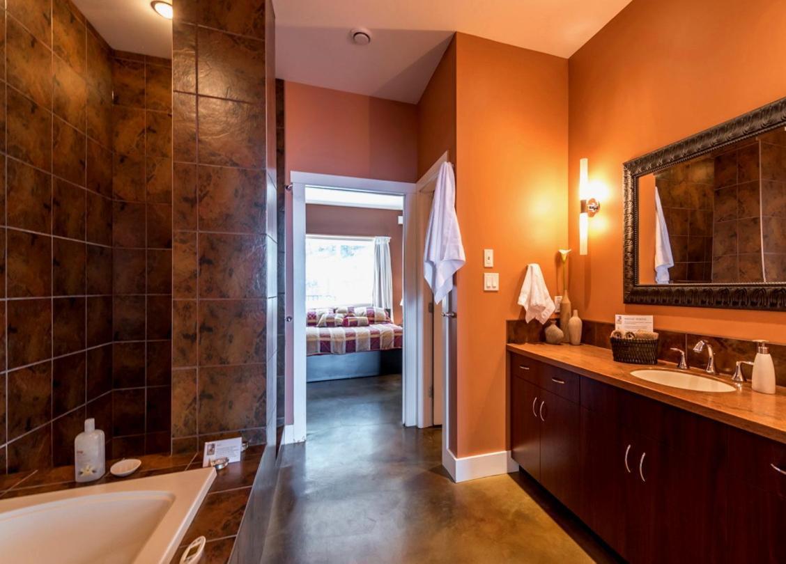 Crooked Tree Guest Suites Penticton Exterior photo