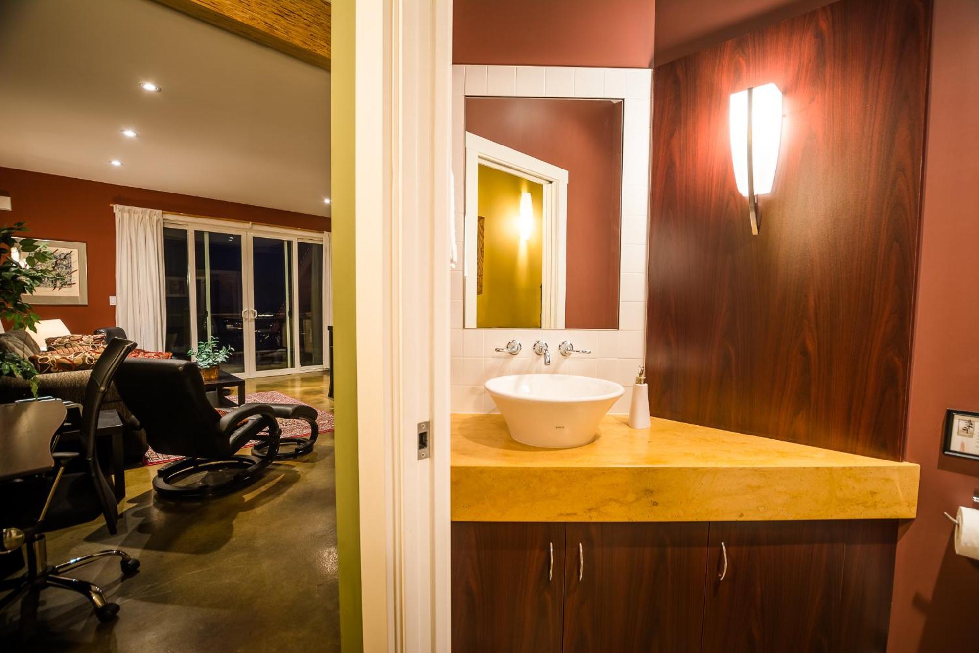 Crooked Tree Guest Suites Penticton Exterior photo