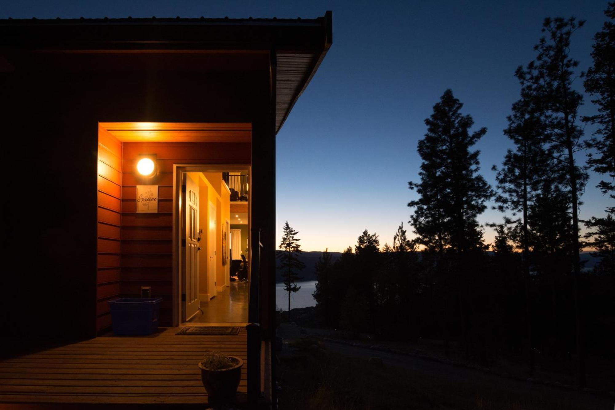 Crooked Tree Guest Suites Penticton Exterior photo