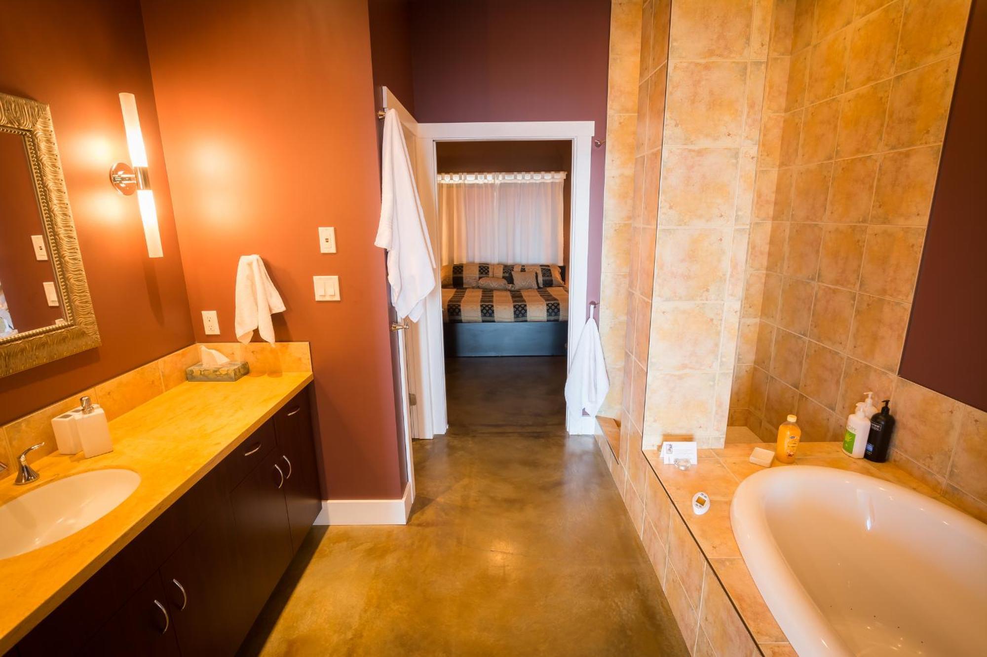 Crooked Tree Guest Suites Penticton Exterior photo