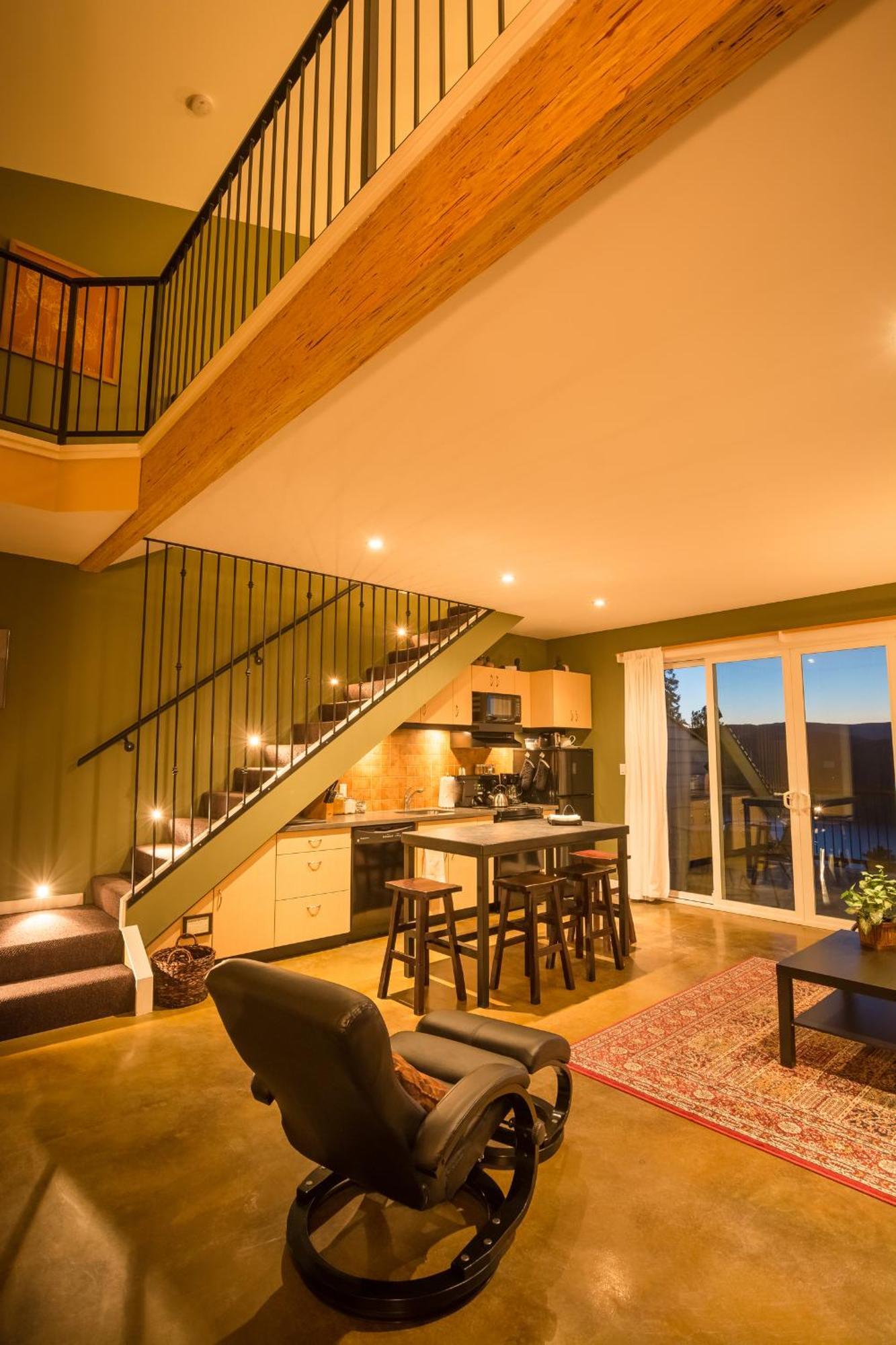 Crooked Tree Guest Suites Penticton Exterior photo