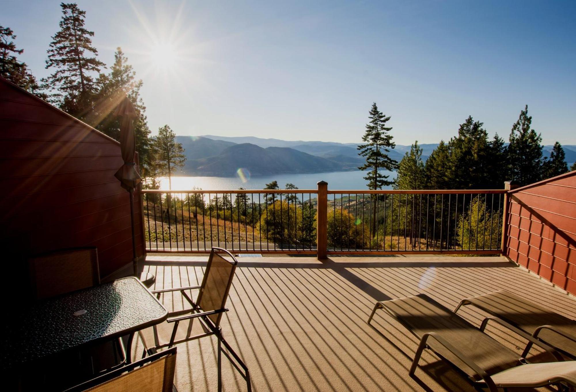 Crooked Tree Guest Suites Penticton Exterior photo