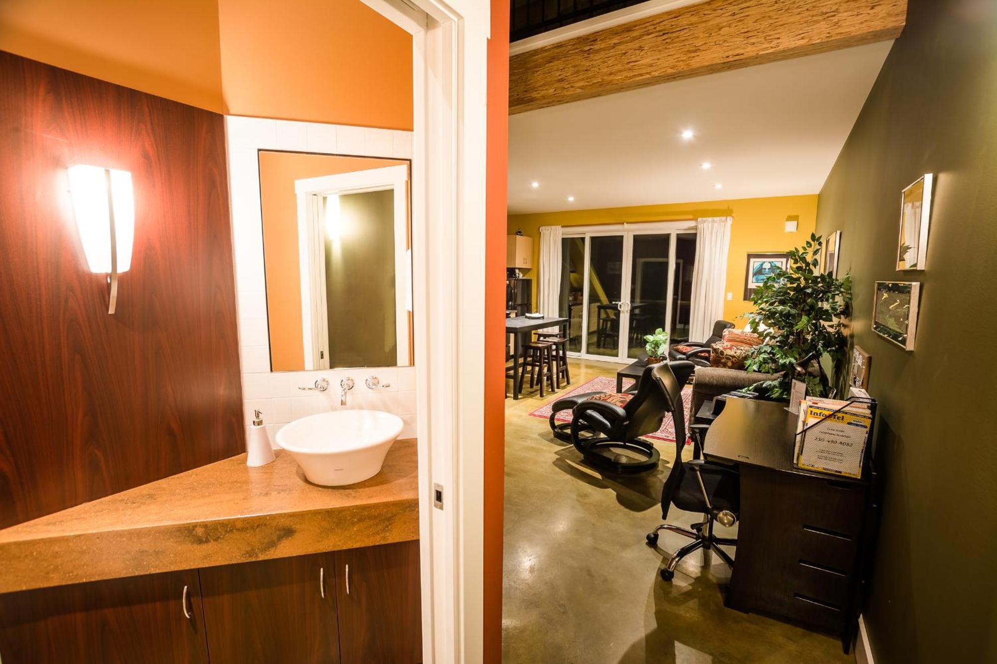Crooked Tree Guest Suites Penticton Exterior photo